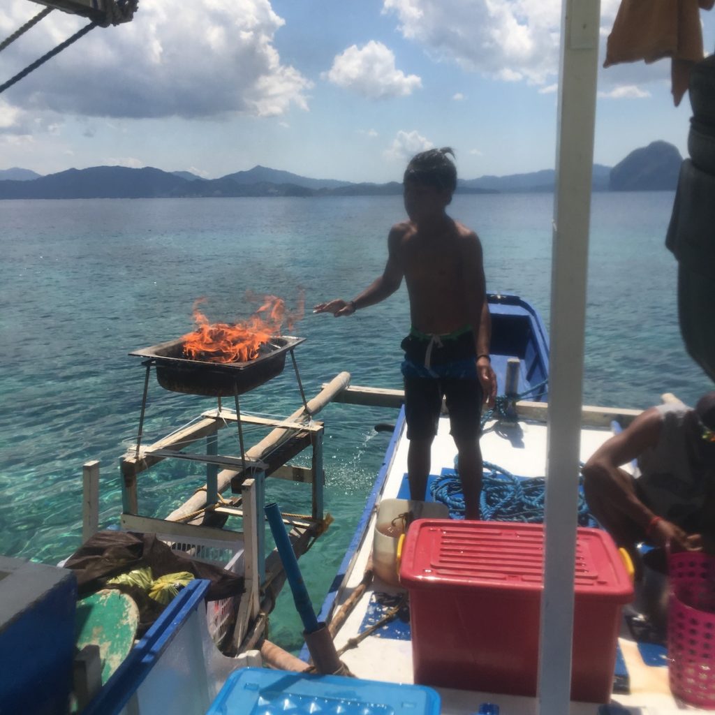 ホッピングアイランドツアー 船上でランチ準備 何か焼いている パラワン エルニド